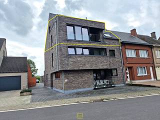 Prachtig appartement gelegen op de 2e en 3e verdieping van dit recente gebouw.<br /><br />Deze duplex omvat: inkomhal, vestiaire, toilet, leefruimte, volledig uitgeruste keuken met aansluitend een berging, nachthal, 2 slaapkamers, badkamer (dubbel lavabomeubel met spiegelkasten, kolomkast, toilet, ligbad én inloopdouche), alsook een terrasje vooraan. Eveneens individuele garage inbegrepen.<br /><br />Geschikt voor max. 2 volwassenen en 1 kind.<br />Huisdieren niet toegelaten.<br /><br /> 