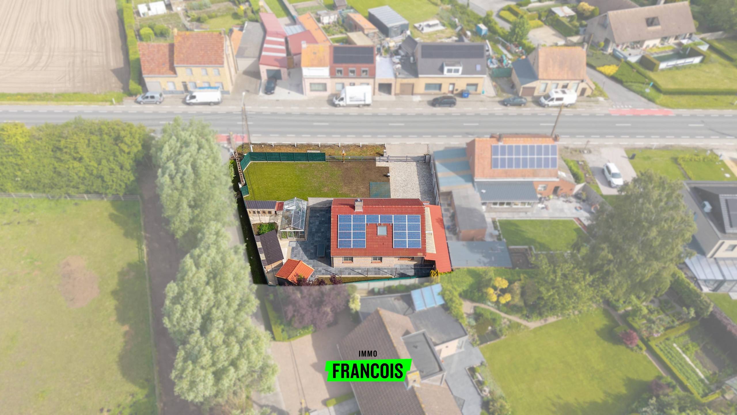 Instapklare gezinswoning met 3 slaapkamers, garage en 18 zonnepanelen te koop! - foto 2