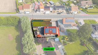 In een vlot bereikbare woonomgeving bevindt zich deze verzorgde en instapklare woning met een praktische indeling en tal van troeven.<br /><br />Bij het betreden van de woning komt u terecht in een ruime inkomhal die toegang biedt tot de leefruimte. De lichtrijke woonkamer is voorzien van een sfeervolle haard en sluit mooi aan op de functionele keuken, wat zorgt voor een aangename en huiselijke leefruimte.<br /><br />Daarnaast beschikt de woning over een inpandige garage, wat extra comfort en opbergruimte biedt.<br /><br />Aan de voorzijde van de woning vindt u een mooi aangelegde voortuin, volledig afgesloten met een hek, wat bijdraagt aan privacy en een verzorgd straatbeeld.<br /><br />Op de bovenverdieping bevinden zich drie volwaardige slaapkamers, een badkamer en een apart toilet. De indeling is praktisch en geschikt voor gezinnen of wie extra ruimte wenst voor bureau of hobbykamer.<br /><br />Achteraan geniet u van een aangenaam terras met zicht op de tuin, waar ook een tuinhuis en serre aanwezig zijn. Ideaal voor wie houdt van buitenleven, tuinieren of extra bergruimte.<br /><br />De woning beschikt bovendien over een gunstig EPC en is uitgerust met 18 zonnepanelen, wat bijdraagt aan een lagere energiefactuur en toekomstgerichte woonkwaliteit.<br /><br />De prijs is een vanafprijs. Elk bod gelijk aan of hoger dan de vermelde richtprijs wordt voorgelegd aan de eigenaar. De verkoper behoudt zich het recht voor om al dan niet in te gaan op een bod.<br /><br />