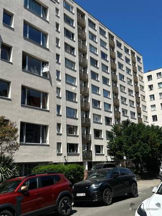<p><span>Studio van 40 m² in wijk "'t Groen Kwartier".</span><span> </span></p><p><span> </span></p><p><span>Deze studio van 40 m² is centraal gelegen in de hippe wijk rond 't Groen Kwartier. </span></p><p><span>De studio is voorzien van een geïnstalleerde keuken, badkamer met douche, een apart toilet en de woonkamer van ca 28 m² op parkettegel. </span></p><p><span> </span></p><p><span>BIJZONDERHEDEN: </span></p><p><span>Geen garage en/of staanplaats aanwezig. </span></p><p><span>Momenteel in een 9-jarig huurovereenkomst met maandelijks huurbedrag van 756,67 euro inclusief 160 euro algemene kosten. </span></p><p><span> </span></p><p><span>Stedenbouwkundige inlichtingen: vergunning aanwezig, geen verkavelingsvergunning, geen voorkooprecht, geen maatschappelijke herstelregel opgelegd, woongebied. </span></p>