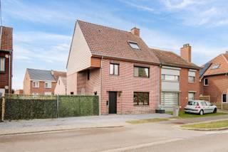 Deze gerenoveerde halfvrijstaande gezinswoning is gelegen nabij het centrum van Bree. De woning beschikt over een praktische indeling, een...