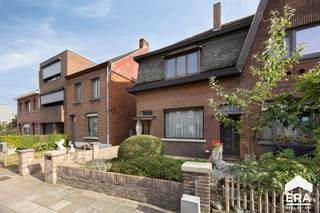 br&gt;Bent u op zoek naar een woning die u volledig naar eigen smaak kunt renoveren? Dan biedt deze woning aan de Guido Gezellestraat 26 in Mol een mooie basis en heel wat mogelijkheden.<br />De woning is rustig en residentieel gelegen, vlak bij het centrum van Mol. Winkels, scholen, horeca en andere dagelijkse voorzieningen zijn vlot bereikbaar. Ook de omliggende gemeenten en belangrijke verbindingswegen liggen op korte afstand.<br />De woning vormt een goede basis of u nu op zoek bent naar een eigen woning, een renovatieproject of een interessante investering, deze woning biedt verschillende mogelijkheden.<br /><br /><strong>Troeven:</strong>
<ul><li>Gelegen bij het centrum van Mol</li><li>2 slaapkamers</li><li>Potentieel </li><li>Mooie buitenruimte </li><li>Rustige en aangename woonomgeving</li><li>Goede bereikbaarheid</li><li>Winkels, scholen en dagelijkse voorzieningen in de omgeving</li><li>Interessant voor zowel eigen bewoning als investering</li></ul>
Een woning met potentieel voor wie graag zelf een thuis creëert. Ontdek de mogelijkheden van deze woning en laat u verrassen door wat er na renovatie van te maken valt.