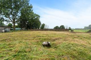 Hectaar bouwt drie landelijke en energiezuinige nieuwbouwwoningen, centraal gelegen in Waarschoot (Lievegem). Hier geniet u van de rust en charme van een landelijke omgeving, terwijl u toch vlot toegang hebt tot openbaar vervoer, scholen en winkels.<br /><br /><strong>Indeling van de woning: </strong><br />Gelijkvloers: inkomhal met gastentoilet, lichtrijke leefruimte met open keuken, inpandige garage of ruime berging. <br />Eerste verdiep: nachthal met apart toilet, 3 ruime slaapkamers, badkamer met ligbad, inloopdouche en dubbele wastafel. <br />Zolder: toegankelijk met uitklapbare trap, grote bergruimte. <br /><br /><strong>Extra troeven: </strong>
<ul>
<li>Unieke locatie</li>
<li>Lucht-water warmtepomp</li>
<li>Inpandige garage met elektrische garagepoort </li>
<li>Zonnige tuin </li>
<li>Inclusief laminaat in de nachthal en slaapkamers</li>
</ul>
Interesse in deze prachtige woningen te Waarschoot? Aarzel zeker niet om contact op te nemen!