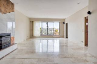 <p><span>Dit lichtrijke dakappartement is gelegen op de vierde en bovenste verdieping van een verzorgd gebouw in de Dassastraat 92 te Deurne. Dankzij de gunstige ligging geniet u hier van een rustige woonomgeving met een vlotte verbinding naar winkels, openbaar vervoer en belangrijke invalswegen. Bij het appartement is een dubbele garagebox en een praktische berging verplicht bij aan te kopen voor € 25.000/stuk.</span></p><p><span>Het appartement beschikt over een aangename en ruime leefruimte met veel natuurlijke lichtinval. Aansluitend bevindt zich een groot terras aan de voorzijde, ideaal om te genieten van de buitenlucht. Ook aan de achterzijde van het appartement bevindt zich een tweede ruim terras, wat zorgt voor extra buitenruimte en zon op verschillende momenten van de dag. De beide terrassen zijn uitgerust met elektrische zonnewering.</span></p><p><span>De woning omvat verder twee volwaardige slaapkamers, een functionele keuken met berging en een badkamer. Verder is er nog een bureau ruimte dat ook als dressing, speelkamer of hobbyruimte kan worden ingericht.</span></p><p><span>Dit appartement biedt een mooie combinatie van ruimte, licht en buitencomfort op een aantrekkelijke locatie in Deurne.</span></p><p><span> </span></p><p><span>Bijzonderheden</span><span>:</span></p><p><span>De lift komt tot in het appartement.</span></p><p><span>EPC Energielabel D - 339 kwh/(m² jaar)</span></p><p><span>CV is individueel op gas</span></p><p><span>Er is overal dubbele beglazing met aluminium kader en overal rolluiken</span></p><p><span>Vaste kosten: 124/maand (inbegrepen: water, lift, blokpolis). Er is geen syndicus in het gebouw.</span></p><p><span>P-score: A</span></p><p><span>G-score: A</span></p>