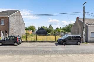 <p>Voor meer info of een bezoek, bel 054 69 39 31 - Op een rustige, landelijke locatie te Haaltert bevindt zich deze <strong>bouwgrond voor een half open bebouwing</strong> met een <strong>oppervlakte van 3 are 57ca</strong>. De toekomstige woning mag een gevelbreedte hebben van maar liefst 13,11m. De bouwdiepte bedraagt 8,83m. Er dient gebouwd te worden met een hellend dak en aangebouwd worden aan de linkse buur. De kroonlijsthoogte bedraagt +/- 5,79m.</p>