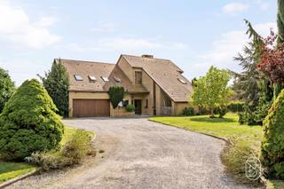 <p>Deze prachtige architectenvilla met een woonoppervlakte van 388 m² ligt perfect verscholen aan het einde van een privéoprit in het gezellige dorpje Templeuve, dicht bij alle voorzieningen en de hoofdwegen, en is als volgt ingedeeld:</p><p>Op de begane grond: een inkomhal met open trap, een apart toilet en een garderobehoek, een prachtige woonkamer met uitzicht op de tuin en open naar een ingerichte keuken, een wasruimte met directe toegang tot een garage voor twee auto’s, een werkkamer, een slaapkamer met eigen badkamer en toegang tot de kelder met diverse droge kelderruimtes.</p><p>Op de bovenverdieping: een grote open overloop die kan dienen als speelkamer of bibliotheekhoek, met toegang tot 4 mooie slaapkamers, waarvan één met inloopkast, een doucheruimte, een extra toilet en een trap die rechtstreeks naar buiten leidt.</p><p>Buiten: een mooie, deels omheinde tuin met bomen, een betonnen terras, een tuinhuisje en parkeergelegenheid voor meerdere voertuigen.</p><p>TECHNISCHE GEGEVENS: Centrale verwarming op stookolie (twee tanks van 1.000 l), een houtkachel, inbraakwerende houten kozijnen met dubbele beglazing, aansluiting op de riolering, aansprakelijkheidsverzekering 1.385 €, EPC-klasse D.</p>