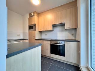 Op zoek naar een <strong>mooi en lichtrijk 2 slaapkamer</strong> appartement dan is dit energiezuinig appartement misschien wel de nieuwe thuis die u zoekt.<br />Dit appartement in een <strong>kleinschalige residentie</strong> ligt in het <strong>centrum van Nazareth</strong> met scholen, winkels, sporthal, restaurants en groen in de onmiddellijke omgeving. Met de goede verbindingen naar de autosnelweg (E17) of de Gewestweg N60 (Oudenaarde) of N35 (Deinze) ben je in een mum van tijd in Gent, Oudenaarde, Deinze of Waregem.<br /><br />Het appartement bestaat uit een <strong>ruime leefruimte</strong> met aparte <strong>keukenhoek</strong>, een heel <strong>ruime berging</strong>, een <strong>badkamer</strong> voorzien van bad met douche, dubbele lavabo en toilet, een <strong>extra gastentoilet</strong> en <strong>2 ruime slaapkamers</strong>. Nieuw schilderwerk, verlichting en gordijnrails zijn geïnstalleerd. U kan hier zo intrekken.<br />In de huurprijs van het appartement is tevens de huur van de bijhorende <strong>garagebox inbegrepen</strong>.<br /><br />Domicilie verplicht.<br />Huurprijs : 995 Euro per maand<br />Huurwaarborg : 3 maanden huur<br />Gemeenschappelijke lasten : 85 Euro provisie per maand<br />Er zijn individuele tellers voor water, gas en elektriciteit.<br />Beschikbaar 01/12/2026<br />Bezoeken enkel na afspraak.<br /><br /><strong>Een bezoek plannen? Dit kan enkel via onze website www.stellarimmo.be/te-huur. Ga naar het pand en klik op de 'een bezoek aanvragen' knop onder de foto van de makelaar.<br /><br />Verdere info via martine@stellarimmo.be</strong>