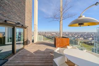 <p>Ontdek pure luxe op grote hoogte in dit uitzonderlijke appartement op de 20ste verdieping van residentie “Scheldezicht”, een architecturale eyecatcher in het geliefde Nieuw Zuid. Met een royale bewoonbare oppervlakte van ca. 212 m² en zonovergoten terrassen van ca. 140 m² geniet u hier in alle rust van een panoramisch uitzicht over de skyline van Antwerpen, de Schelde en het omliggende groen.</p>
<p>Via de stijlvolle inkomhal met vestiaire en gastentoilet betreedt u de indrukwekkende open leefruimte, badend in natuurlijk licht dankzij de kamerhoge raampartijen over de volledige gevelbreedte. Centraal bevindt zich de luxueuze leefkeuken met imposant marmeren kookeiland, afgewerkt met hoogwaardige toestellen van Gaggenau en Bora – een absolute droom voor wie houdt van koken en gastvrij tafelen.</p>
<p>Het appartement, oorspronkelijk twee units en vandaag samengevoegd tot één grootse woonbeleving, straalt ruimte, rust en verfijning uit. De zonovergoten terrassen vormen een verlengstuk van de leefruimte en bieden een unieke buitenervaring op hoogte, perfect om elk moment van de dag te beleven.</p>
<p>De master suite bevindt zich in alle privacy aan één zijde van het appartement en ademt pure hotelallure, met een ruime inloopdressing en een ensuite-badkamer voorzien van vrijstaand ligbad, royale inloopdouche en elegant lavabomeubel. Grote raampartijen zorgen ook hier voor spectaculaire zichten bij het ontwaken.</p>
<p>Aan de andere zijde bevinden zich nog twee volwaardige slaapkamers, elk met een eigen badkamer met douche, lavabo en toilet. Daarnaast is er een extra kamer die perfect kan dienen als bureau, dressing of berging, evenals een aparte wasruimte. Alle kamers zijn uitgerust met airconditioning en elektrische zonneschermen voor optimaal comfort.</p>
<p>De ligging in Nieuw Zuid combineert hedendaagse architectuur met groen en stadsleven. Het KMSKA, parken, galerieën en trendy restaurants bevinden zich op wandelafstand, terwijl vlotte verbindingen met openbaar vervoer en invalswegen zorgen voor een uitstekende bereikbaarheid.</p>
<p>Tot slot beschikt het appartement over een private kelderberging en kunnen er optioneel tot drie ondergrondse autostaanplaatsen worden aangekocht aan €45.000 per stuk.</p>
<p>Een zeldzame kans voor wie op zoek is naar exclusief wonen met ongeëvenaarde zichten, ruimte en luxe in het hart van Antwerpen.</p>