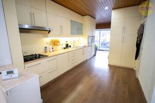 Handelspand met appartement in het centrum van Meerhout.Uitstekende ligging aan de Veldstraat, nabij de markt en de ruime parking.Handelsruimte op...
