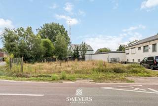 Voor meer info en foto’s, surf naar www.swevers.be – In de rustige Halstraat te Heusden-Zolder vind je deze bouwgrond van 6a 09ca, ideaal voor...