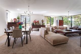 <p><strong>Ruim 2 à 3 slaapkamer hoek appartement ca. 175m² met ZW-terras gelegen op de 2e verdieping in Residentie ‘Hertogenpark’ met een groen uitzicht over het park. Restaurant, zwembad met sauna, conciërge zijn ter beschikking in het gebouw. <br /><span><br />INDELING;</span></strong><span> <br /><br /></span>INKOMHAL op vast tapijt met vestiaire kasten en apart gastentoilet, zonnige en ruime LEEFRUIMTE omgeven door het TERRAS, ingerichte KEUKEN (ca 2,4m x 3,9m) met BERGING (ca. 1m x 2,4m). De keuken is voorzien van de nodige toestellen. Via de nachthal heeft men toegang tot 3 SLAAPKAMERS en een douchekamer. Momenteel ingericht als masterbedroom (ca 5,5 x 3,2m) met ingemaakte kast en aansluitend een badkamer (ca 2,8m x 2,2m) voorzien van een inloopdouche, 2 lavabo's in een meubel en een toilet, een tweede kamer die nu dient als dressing (ca. 2,2m x 4,38m) en een derde kamer die ingericht is als vriendenkamer (ca. 3,4m op 4,38m). <br />De slaapkamers zijn gelegen op vast tapijt.<span><br /></span></p>
<p><strong>Residentie ‘Hertogenpark’ of hoe wonen resideren wordt!</strong><span> </span>Hertogenpark is al jaren een buitenbeentje op de Belgische markt van residentiële appartementen. Sinds haar ontstaan is de residentie haar tijd ver vooruit en wordt zij in haar segment aanzien als de “place to be” bij mensen die kwaliteitsnormen voor wonen verwachten .</p>
<p>De permanente upgrading van het gebouw heeft mogelijk gemaakt dat er in de residentie luxueus kan worden gewoond. Er kan worden genoten van een groot binnenzwembad en een sauna. Voor deze extra luxe betaalt enkel degene welke ervan gebruik maakt. Voor een reeds € 300,- per jaar (per appartement) geniet men van deze luxueuze ontspanning. Tevens is er sinds enkele jaren een restaurant te vergelijken met een ‘lounge’ + pianobar, waar iedereen welkom is.</p>
<p>Het gebouw beschikt over gastenkamers welke u de mogelijkheid bieden om vrienden, familie of zakenrelaties bij u thuis uit te nodigen en laten overnachten in hun eigen aparte suite.</p>
<p>De ruime behuizing, de privacy, de veiligheid, de beveiligde ondergrondse parkings en de grote terrassen geven een perfecte samensmelting van luxe. Mensen die niet de zorg van een villa willen, maar wel de geborgen luxe van een residentieel appartement, vinden in de residentie precies wat ze zoeken.</p>
<p>Ook niet te vergeten is de ligging van de residentie: in het groene Hertogenpark aan de rand van de stad, naast een park, winkels en op enkele minuten van het centrum.<br /><br /><br /><span><strong>BIJZONDERHEDEN:</strong></span><br />* Aangenaam en ruim appartement met terras<br />* Bewoners genieten van exclusieve faciliteiten zoals een restaurant, zwembad met sauna en een conciërge.<br />* Inkomhal gebouw is volledig gerenoveerd (2018), badgesysteem vernieuwd (2019), aanleg voortuin (2019), videofonie aanwezig<br />* EPC B: 143kWh/m², asbestvrij<br />* Kelderberging inbegrepen<br />* Mogelijkheid tot aankopen van 2 autostaanplaatsen aan €25.000/parking<br />* Fietsenberging, vuilbak containers in het gebouw<br />* Zeer centrale locatie nabij belangrijke in- en uitvalswegen, openbaar vervoer, parken, winkels, stad en scholen.</p>