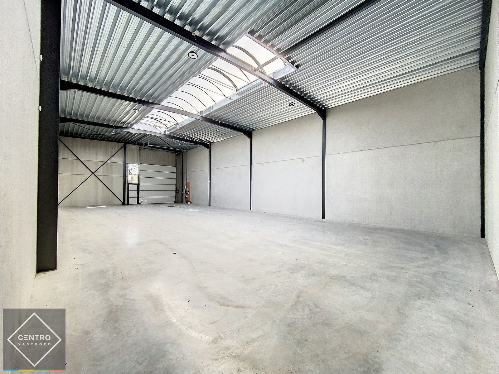 NB LOODS (311m2) TE HUUR, voorzien van alle nutsvoorzieningen en een vrije hoogte van 6,2m (tussenverdieping mogelijk). Op ambachtelijke zone te Jabbeke. - foto 4