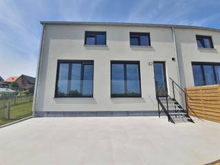 <p><span>Nieuwbouw woning met 3 slaapkamers en tuin op toplocatie</span></p><p><span>Deze nieuwbouwwoning is volledig tot in de puntjes en met kwalitatieve materialen afgewerkt, volledig geschilderd en gelegen in een rustige straat met een prachtig zicht vanuit de woonkamer op de tuin en de velden.</span></p><p><span>Op het gelijkvloers komt u binnen via de ruime inkomhal die ook toegang geeft tot een aparte WC en bergruimte. Via een glazen deur betreedt u de woonkamer met volledig ingerichte open keuken. <br />Vanuit de woonkamer hebt u toegang tot terras en tuin met prachtig uitzicht over de velden. In de tuin is er reeds een robotmaaier voorzien.</span></p><p><span>Op de eerste verdieping vindt u 3 slaapkamers, waarvan 1 slaapkamer met ensuite badkamer met inloopdouche en design bad. Daarnaast vindt u hier ook een douchekamer en een apart toilet.</span></p><p><span>Extra:<br />- Verwarming op gas<br />- Regenwaterpomp<br />- E-peil 41</span></p><p><span>- Extra bergruimte voor de woning<br />- Mogelijkheid om 3 wagens te parkeren op de oprit<br />- onmiddellijk beschikbaar</span></p><p><span>Mis deze unieke kans niet!! Bekijk ons volledig aanbod op www.ap-p.be</span></p>