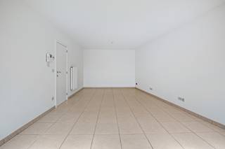 <p>Bent u op zoek naar een comfortabel appartement op een centrale ligging? Dan is dit instapklare appartement op de eerste verdieping in het centrum van Weelde de ideale woonst voor u. Dankzij de gunstige ligging bevinden winkels, openbaar vervoer en andere voorzieningen zich op wandelafstand.</p>
<p>Het appartement beschikt over een aangename en lichtrijke leefruimte, twee ruime slaapkamers, een zeer ruim terras en een praktische garage. De verzorgde afwerking en functionele indeling zorgen ervoor dat u hier meteen comfortabel kunt wonen.</p>
<p><strong>Indeling:<br /></strong>Bij het betreden van het appartement komt u terecht in de inkomhal, die toegang biedt tot de verschillende ruimtes.</p>
<p>De woonkamer biedt voldoende plaats voor een gezellige zithoek en een eethoek. Dankzij de ramen geniet de ruimte van veel natuurlijk licht, wat zorgt voor een open en aangename sfeer.</p>
<p>Aansluitend bevindt zich de keuken, uitgerust met een AEG-vaatwasser, koelkast en een kleine vriezer. Naast de keuken bevindt zich een praktische berging/wasplaats met aansluitingen voor een wasmachine en droogkast, evenals extra opbergruimte.</p>
<p>Het appartement beschikt over twee comfortabele slaapkamers, beide afgewerkt met een onderhoudsvriendelijke laminaatvloer.</p>
<p>De badkamer werd recent volledig vernieuwd en is modern ingericht met een ruime inloopdouche en wastafel. Ook het afzonderlijke gastentoilet met wastafel werd vernieuwd.</p>
<p>Een absolute troef van dit appartement is het ruime terras, dat rechtstreeks toegankelijk is vanuit beide slaapkamers. Het terras biedt voldoende ruimte voor een tuinset en een gezellige loungehoek. De ideale plek om in alle rust van het buitenleven te genieten.<br /><br />Bij het appartement hoort een praktische garage met elektriciteitsvoorziening. Naast het stallen van een auto biedt deze ruimte ook extra mogelijkheden voor opslag en opberging.</p>
<p><strong>Voorzieningen:<br /></strong>- Voorzien van een videofoon<br />- Lift aanwezig in het gebouw<br />- Elektrische installatie conform het goedgekeurde certificaat<br />- Gunstige EPC-score van 120 kWh<br />- Garage met elektriciteitsvoorziening<br />- Centrale ligging nabij winkels en diverse voorzieningen<br /><br />Dit appartement is ideaal voor wie op zoek is naar een ruim en verzorgd appartement op een centrale locatie, met het comfort van een instapklare woning en de extra troeven van een groot terras en een garage.<br /><br />De vermelde huurprijs is exclusief servicekosten. De servicekosten zijn momenteel in aanvraag bij de syndicus.</p>
<p>Voor meer informatie of het plannen van een bezichtiging kunt u contact met ons opnemen via +32 (0) 14 65 03 79 of mail naar info@verlouwvastgoed.be.</p>