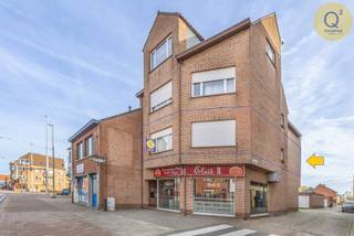 Zoek je naar een lichtrijk en ruim appartement op een absolute toplocatie? Dit op te frissen appartement, gelegen op de eerste verdieping van een kleinschalig gebouw met lift, biedt u het ultieme gemak van wonen in het hart van Oostmalle. Alles wat u nodig heeft is binnen handbereik: u loopt zo naar winkels, gezellige terrasjes en restaurants, en ook de rust van het Park van Oostmalle ligt om de hoek. Bovendien bevindt het openbaar vervoer zich vlakbij, wat zorgt voor een vlotte verbinding, en ook belangrijke invalswegen zijn snel bereikbaar. U woont hier met minimaal verlies van tijd en maximaal comfort.
Via de hal betreedt u de aangename, royale woonkamer die baadt in het licht en het hart van de woning vormt. Hiernaast bevindt zich de keuken.. Het appartement telt vervolgens twee grote, comfortabele slaapkamers en een badkamer voorzien van een bad. Daarnaast is een apart toilet aanwezig en beschikt de woning over een privé-terras om van de buitenlucht te genieten. Het geheel wordt compleet gemaakt door een externe garagebox (aan te kopen voor 24.000€), wat in het centrum zorgt voor een waardevolle, veilige parkeer- en opbergmogelijkheid. Dit appartement heeft enorm potentieel om, na renovatie naar eigen smaak, uw nieuwe, comfortabele en uitzonderlijk centraal gelegen thuis te worden!
Kan ook als investering. momenteel verhuurd aan 777€.
Fantastisch EPC: 146kWh/m² (Label B)
(Wg-Gvkr-Gvv-Vg-Gmo)