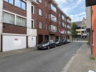 <strong>Gerenoveerd appartement met 2 slaapkamers in het centrum van Turnhout.<br /></strong><br />Het appartement bevindt zich op de tweede verdieping van een kleinschalig appartementsgebouw in het centrum van Turnhout.<br />
<p><span>Bij het binnenkomen komt u terecht in de inkomhal, die toegang biedt tot de verschillende ruimtes van het appartement. Aan de rechterzijde bevinden zich de lichtrijke leefruimte en de open keuken. De keuken is volledig uitgerust met een koelkast, vriezer, vaatwasser, oven en kookplaat en sluit mooi aan op de leefruimte.</span></p>
<p><span>Het appartement beschikt daarnaast over </span>twee slaapkamers, een moderne badkamer met inloopdouche<span>, een<strong> </strong></span>berging en een apart toilet.</p>
<p><span>Extra bergruimte is voorzien in de kelder, waar het appartement beschikt over een </span>privatieve kelderberging. Naast het gebouw bevindt zich bovendien een gemeenschappelijke fietsenstalling<span>.<br /><br />Bijzonderheden: <br />- EPC: A-label<br />- Kelderberging<br />- Gemeenschappelijke fietsenstalling <br />- Beschikbaarheid: onmiddellijk </span></p>