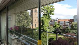 Dit mooie hoekappartement is gelegen op de derde verdieping en biedt een schitterend uitzicht op de Sint-Baafskerk en de Torhoutse Steenweg...