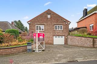 Ruime <strong>vrijstaande woning</strong> met potentieel in <strong>Wilsele</strong><br />In de <strong>rustige Eikenbergstraat 42</strong> in Wilsele vindt u deze vrijstaande woning op een<strong> perceel van 4a36ca</strong>, met een<strong> bewoonbare oppervlakte van 225 m²</strong>. Een solide basis met veel lichtinval, ruimte en mogelijkheden — ideaal voor wie een woning naar eigen smaak wil vernieuwen of optimaliseren.<br />✨ Belangrijkste troeven op een rijtje<br />📍 <strong>Toplocatie:</strong> rustige straat, vlak bij Leuven, winkels, scholen &amp; openbaar vervoer<br />🏡 <strong>Vrijstaande woning met 4a36ca grond</strong><br />📏<strong> 225 m² bewoonbare oppervlakte </strong><br />🍽️ Ruime Keuken en leefruimte<br />🌞<strong> Veranda</strong> met toegang tot terras &amp; tuin<br />🛌<strong> 3 slaapkamers</strong> (1 gelijkvloers + 2 op de verdieping)<br />🧱 <strong>Mooie uitbreidingsmogelijkheden</strong> naar meer slaapkamers,... op de eerste verdieping<br />🚗 Grote <strong>kelderverdieping </strong>met garage, berging, stookruimte &amp; aparte douche<br />🌿 <strong>Gezellige tuin</strong> met buitenberging<br />🔧 <strong>EPC-label D </strong>→ eenvoudig <strong>naar label C </strong>via vervanging van de mazoutketel<br />🛠️ Perfecte basis om te moderniseren naar eigen stijl<br />De woning geniet bovendien van een <strong>uitstekende bereikbaarheid</strong>, met snelle aansluiting op de invalswegen en de autosnelweg. Ideaal voor gezinnen, starters of iedereen die op zoek is naar een rustige, maar centraal gelegen woning met potentieel.<br />📞 Interesse?<br />Contacteer <strong>Immo-M</strong> – Maja Coeckelberghs<br />📱 <strong>0468 22 53 22</strong><br />📧<strong> info@immo-m.be</strong>