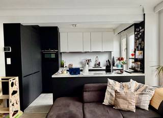 Bent u op zoek naar een uitzonderlijk ruim (94 m²), kwalitatief gerenoveerd appartement waar u werkelijk alleen nog uw koffers hoeft uit te pakken? <br /><br />Dit prachtig onderhouden 2-slaapkamerappartement in Deurne combineert modern wooncomfort met een uitstekende energieprestatie (EPC 114 kWh/m² - Label B!). <br />Met een gloednieuwe hypermoderne keuken, gerenoveerde badkamer en aparte gastentoilet, twee terrassen en een overvloed aan opbergruimte is dit een unieke kans op de markt!<br /><br />U komt binnen via de ruime inkomhal.<br />Aan de straatzijde bevindt zich de royale, open leefruimte die overloopt in de op maat gemaakte halfopen keuken. Stijlvol uitgevoerd in matzwart en wit, voorzien van een chic marmerlook werkblad en hoogwaardige Siemens-inbouwapparaturen (oven, combi-oven, koelkast, inductiekookplaat, afwasmachine). <br /><br />De hal geeft toegang tot de moderne badkamer, een aparte gastentoilet, een grote handige berging en twee comfortabele slaapkamers. De tweede slaapkamer geniet van een grote, kamerhoge raamdeur die rechtstreeks toegang geeft tot het balkon.<br /><br />Zowel aan de voorzijde (leefruimte) als aan de grote slaapkamer uitgerust met moderne, duurzame rolluiken die volledig werken op zonne-energie. Perfect voor totale verduistering, akoestische isolatie en natuurlijke koeling in de zomer!<br /><br />2 Private Kelders &amp; Lift<br /><br />Gemeenschappelijke kosten zijn 130euro per maand. Syndicus, elektriciteit gemeenschappelijke delen, blokpolis, onderhoud lift en gang, water (verdeelsleutel pp per appartement)<br /><br />Gelegen op een toplocatie: openbaar vervoer (tram) voor de deur, directe aansluiting naar de Antwerpse Ring en E313, en op wandelafstand van winkels, scholen en gezellige speelpleinen zoals het Rivierenhof.<br /><br />Vanaf september beschikbaar. <br /><br />Interesse?<br />📞 Neem contact op via 0474/37.60.55 of ✉️ stelamatkovic@gmail.com voor een afspraak ter plaatse.
