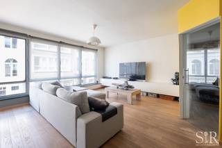 Modern appartement met 3 slaapkamers op toplocatie. <br />Vlakbij winkels, restaurants, ... biedt dit appartement tal van mogelijkheden en is het dé ideale uitvalsbasis. Het appartement heeft een ruim terras om gezellig te genieten van de zon en de rust.<br /><br />Indeling: het appartement op de 1ste verdieping is bereikbaar via de trap (geen lift aanwezig) en omvat: inkomhal, ruime lichtrijke leefruimte, door de grote raampartijen, aansluitend op de eetruime en de open geïnstalleerde keuken. Verder zijn er 3 ruime slaapkamers. 2 hiervan hebben toegang tot het uitzonderlijk groot en lichtovergoten terras (52m²) met berging. Verder is er nog een badkamer met inloopdouche, wc en een lavabo. <br /><br />Concreet: een modern, gezellig appartement met alle comfort en op steenworp van de Grote Markt.<br />Fantastisch gelegen voor wie centraal wil wonen en alles bij de hand wil hebben. <br />Geen lift, dus lage gemeenschappelijke kosten.<br />3 slaapkamers en groot terras (52<span>m²).</span><br /><br />Interesse? Reageer op de advertentie of contacteer ons via info@immosir.be