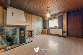 <p><span>Te renoveren HOB met 3 slaapkamers gelegen op een perceel 2a19ca te Beverlo.</span></p><p><span> </span></p><p><span>Belangrijkste troeven: </span></p><p><span>- Centrale ligging</span></p><p><span>- Te renoveren</span></p><p><span>- 3 slaapkamers waarvan 1 kinderkamer</span></p><p><span>- Inpandige garage</span></p><p><span>- Rolluiken</span></p><p><span> </span></p><p><span>Bekijk zeker ook de foto's en de grondplannen met de afmetingen. Zo krijgt u van thuis uit al een perfect beeld van wat deze woning te bieden heeft!</span></p><p><span> </span></p><p><span>Wenst u meer info of een vrijblijvende bezichtiging, contacteer dan ons kantoor op het nummer 011 85 15 15 en wij helpen u graag verder. </span></p>