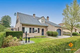Deze verrassend ruime woning met 5 slaapkamers is gelegen op een ruim perceel van 8a66ca, in een rustige omgeving, vlakbij de grens met...