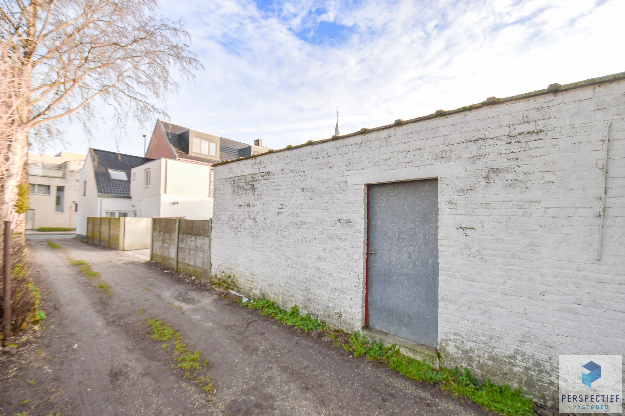 GERENOVEERDE woning met 3 slaapkamers en ZONGERICHTE tuin met uitweg en GARAGE - foto 2