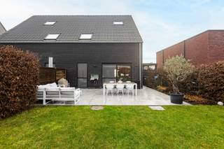 Deze prachtige woning, gebouwd in 2019, is gelegen in een rustige en kindvriendelijke wijk dichtbij het station van Schendelbeke. Met een moderne afwerking en tal van energiezuinige voorzieningen is dit de ideale thuis voor wie comfortabel en duurzaam wil wonen.<br /><br />Via de inkomhal kan je direct naar het bureau dat kan gebruikt worden voor een vrij beroep of praktijkruimte. Deze inkomhal is voorzien van een gastentoilet. Via een glazen deur bereiken we de living met eetplaats en een open keuken die uitkijkt op de tuin. De keuken is volledig uitgerust met voldoende opbergruimte. Dankzij het grote schuifraam kan je genieten van veel natuurlijk licht en er is een directe verbinding met het terras en de tuin.<br /><br />Op de eerste verdieping zijn er 3 slaapkamers en een ruime badkamer voorzien.<br />Via de vaste trap bereiken we de zolderverdieping waar er tevens een afgewerkte slaapkamer voorzien is met 2 bergingen.<br /><br />De parking is voorzien van een carport, waar een mogelijkheid is om een laadpaal te installeren.<br /><br />Deze woning is voorzien van alle moderne comfort, waaronder airconditioning, zonnepanelen, screens en vliegenramen, wat bijdraagt aan een aangenaam en energiezuinig woonklimaat.<br /><br />De ligging is een absolute troef: rustig en toch dicht bij het station, waardoor je vlot toegang hebt tot openbaar vervoer. Ook winkels, scholen en andere voorzieningen zijn makkelijk bereikbaar.<br /><br />Interesse? Neem contact op met Isabelle Marginet: 0498/10.69.56 of isabelle@cornelis-partners.be