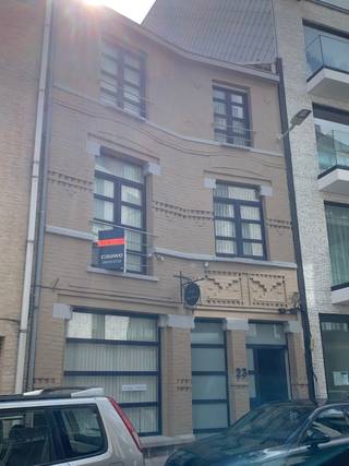 Uitzonderlijk grote woning met een bewoonbare oppervlakte van meer dan 280m² plus  een zuidgericht terras van 58m².<br />Dit  instapklare huis beschikt over 6 slaapkamers/bureau ruimtes, en is gelegen in het centrum van Heist, dichtbij alle winkels en op 100m van de Zeedijk.<br /><br />Geschikt voor verschillende doeleinden zoals vrij beroep (kantoor/praktijk ruimtes apart bereikbaar), B&amp;B, kangoeroewoning of als  zeer grote woonst...