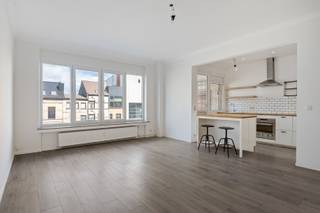 Energiezuinig appartement met drie slaapkamers en balkon te Zurenborg!<br /><br />Het appartement gelegen op de tweede verdieping van een kleinschalig gebouw werd in 2019 gerenoveerd.<br /><br />Het is als volgt ingedeeld: via de toegangsdeur betreedt men het appartement, deze geeft toegang tot de lichtrijke leefruimte op vernieuwde vloeren, een gezellige sfeerhaard en een vernieuwde open keuken voorzien van alle toestellen. De keuken geeft toegang tot het balkon (ca.3m2) aan de voorzijde.<br /><br />Via de nachthal bereikt men de drie slaapkamers (13m2 - 10m2 - 8m2), een badkamer voorzien van een ruime moderne inloopdouche met regendouchekop, een dubbele lavabo en een apart toilet.<br /><br />Ten slotte is er nog een kelderberging mee inbegrepen. <br /><br />Belangrijkste troeven:<br /><br />- Recente renovatie (2019)<br />- Kleinschalig gebouw met lage kosten<br />- Gunstige EPC score van 146 (label B)<br />- Elektriciteit conform tot 2045<br />- Asbestveilig<br /><br />94m2 bewoonbare oppervlakte cfr EPC.<br /><br />Wenst u een bezoek of meer informatie? Dan kan u ons steeds contacteren via info@dvarealestate.be of via 03/297.00.00.