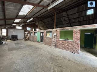 <p><span>SOLIDE CHARMANTE WONING MET 3 KAMERS EN LOODS</span></p><p><span>Vraagprijs : 324.000 euro</span></p><p><span> </span></p><p><span>Solide charmante woning met 3 slaapkamers, tuin en loods.</span></p><p><span>Deze woning is gelegen op een boogscheut van het station van Moerbeke, openbaar vervoer, scholen en winkels.</span></p><p><span>De woning is als volgt ingedeeld :</span></p><p><span>- Op het gelijkvloerse verdiep treft u de inkomhal, de open living, eetruimte, keuken, berging en badkamer met douche en toilet.</span></p><p><span>  Verder treft u nog de kelder.</span></p><p><span>- Op de eerste verdieping vindt u 3 slaapkamers en een badkamer met bad, toilet en lavabo.</span></p><p><span>- De zolder is toegankelijk via een vaste trap. Deze kan ingericht worden als bijkomende kamers.</span></p><p><span>Achteraan de woning bevindt zich een ruime loods van +- 240m² ( volledig betonnen vloer ), een garage en een aangename tuin.</span></p><p><span>De woning wordt verwarmd met stookolie en is voorzien van deels enkele en deels dubbele beglazing in hout en PVC.</span></p><p><span> </span></p><p><span>Stedenbouwkundig uittreksel/inlichtingen in aanvraag!</span></p><p><span>Voor info of bezoek bel 0472/29.25.04 of stuur een email naar <span>louis@svena.be</span></span></p><p><span>Deze gegevens zijn louter informatief en wij kunnen niet aansprakelijk gesteld worden voor eventuele onjuistheden.</span></p><p><span>De bewoonbare oppervlakte is slechts indicatief.</span></p>