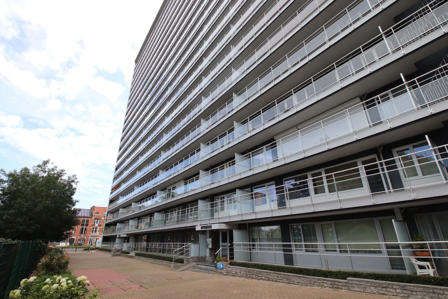 Hooggelegen appartement met lang terras - photo 3