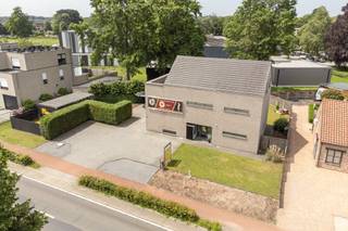 <p><strong>Moderne, energiezuinige woning boordevol mogelijkheden</strong><br />Dichtbij het centrum van Retie, nabij alle invalswegen, vinden we deze uitstekend onderhouden, moderne handelswoning. De woning biedt praktische scheiding tussen het woon -en het werkgedeelte en is zo ook voorzien van twee ingangen.<br />Wanneer we via de prachtige houten trap naar het woongedeelte gaan, komen we meteen in de oase van rust die de woonkamer ons biedt. De open keuken is voorzien van alle comfort en geeft meteen toegang tot het overdekte terras, waar men op hete dagen verkoeling kan vinden. Op deze verdieping bevindt zich ook een slaapkamer, momenteel ingericht als bureauruimte. <br />De mooie houten trap in de woonkamer leidt ons naar de tweede verdieping waar er zich 3 slaapkamers bevinden. De master bedroom is voorzien van een dressing, en-suite badkamer met inloopdouche en badkuip en is voorzien op de installatie van een sauna. Een ander pluspunt is de directe toegang tot het zuidgerichte zonneterras, perfect voor een zomers ontbijt.<br />Op het gelijkvloers bevindt zich de handelsruimte, momenteel ingericht als restaurant met alle moderne installaties. De kelder biedt opslagmogelijkheden, met optie tot installatie van een goederenlift. Eerder werd de ruimte gebruikt als kinepraktijk en zonnecenter: volop mogelijkheden voor het werkgedeelte.<br />De zonnepanelen met groenestroomcertificaten en de regenwaterput van 17.000 liter zijn een extra troef.<br />Plan uw bezoek en ervaar de ideale combinatie van wonen en werken in Retie!</p>