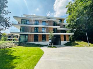 <p><strong>Nieuwbouwappartement met staanplaats te huur in Roeselare </strong></p>

<p>Ontdek dit recent gebouwde, energiezuinige appartement in Roeselare, perfect gelegen in een rustige buurt met vlotte bereikbaarheid.</p>

<p><strong>Indeling:</strong></p>

<ul><li>
	<p>Ruime inkomhal</p>
	</li><li>
	<p>Apart gastentoilet</p>
	</li><li>
	<p>Praktische berging</p>
	</li><li>
	<p>Open, volledig uitgeruste keuken</p>
	</li><li>
	<p>Lichtrijke leefruimte met zicht op het terras en de gemeenschappelijke tuin</p>
	</li><li>
	<p>2 comfortabele slaapkamers</p>
	</li></ul>

<p><strong>Extra troeven:</strong></p>

<ul><li>
	<p>Terras met tuinzicht</p>
	</li><li>
	<p>Inclusief privéstaanplaats</p>
	</li><li>
	<p>Syndic kosten: €50/maand</p>
	</li><li>
	<p>Totale huurprijs: €950/maand (incl. staanplaats en syndic)</p>
	</li></ul>

<p>Dit appartement combineert modern wooncomfort met een uitstekende ligging. Ideaal voor wie op zoek is naar rust, ruimte en gemak.</p>
<strong>Interesse?</strong> Klik hier! https://mijnhuurprofiel.be/property/e40e6f77-7797-450b-9587-f7b769518fde