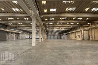 Excellent industrial property for rent, offering a total warehouse surface of 11,140 m² and 116 m² of office space. This strategic location along the N26, between Brussels and Leuven, ensures excellent accessibility with direct connections to the E19 towards Antwerp and Brussels.<br /><br />The warehouse features a floor load capacity of 5 T/m², is equipped with 6 loading docks and 3 ground-level doors, and offers a clear height between 6 and 7 metres.<br /><br />The site provides ample parking and manoeuvring space, significantly enhancing its logistics potential.<br />Available from 01/02/2026.<br /><br />Please contact <strong>PANORAMA B2B</strong> for further information or to arrange a non-binding site visit on <strong>+32 479 70 70 70.</strong>