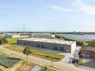 Deze loods is gelegen op een uiterst commerciële ligging vlakbij het rondpunt van Sleihage. De loods is splinternieuw.<br />De poorthoogte is 4,5 m en binnen in de unit is de hoogte 7 m.<br /><br />PLUSPUNTEN:<br />- NIEUWBOUWLOODS<br />- 5 PARKEERPLAATSEN AAN DE STRAATZIJDE<br />- REGENWATERPUT PER UNIT<br /><br />De prijs is exclusief btw en onroerende voorheffing.