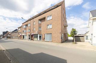 Dit centraal gelegen handelspand op uitstekende locatie te Geel kan dienen voor vele doeleinden zoals handel, kantoor of vrije beroepen!<br /><br />Momenteel zijn alle voorzieiningen aanwezig voor een frituur of een "take away" met mogelijkheid tot een paar tafeltjes om de klanten of ter plaatse te laten eten of een mogelijkheid te bieden om even te kunnen zitten.<br /><br />Achteraan het handelspand is een keuken, opslagruimte en apart toilet voorzien. Achteraan het perceel bevindt er zich een garagebox waarin koelcelen geinstalleerd zijn. Altijd makkelijk en handig toch?<br /><br />Belangrijk om weten, staanplaats en garagebox zijn inbegrepen in de vraagprijs!<br /><br />Wenst u meer info of een vrijblijvende bezichtiging, contacteer dan ons kantoor op het nummer 014/300208.