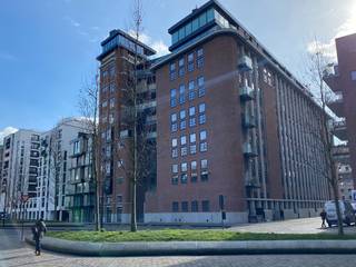 De studio geniet van een uitstekende locatie aan de Leuvense Vaartkom, te midden van een levendige buurt met diverse winkels, waaronder een Lidl, gezellige bars en restaurants op loopafstand. Een bushalte bevindt zich om de hoek, en er is een grote parkeergelegenheid bij Vaartkom waar abonnementen beschikbaar zijn voor een parkeerplaats. De verbinding met de ring rond Leuven en de oprit naar de E314 is voortreffelijk.<br /><br />Gelegen op de derde verdieping en bereikbaar via trap of lift, maximaliseert deze studio de ruimte op een unieke manier: met opvallende plafondhoogtes en een verhoogd slaapgedeelte.<br /><br />De studio verwelkomt je met een ruime inkomhal, een badkamer voorzien van een douche, toilet, wastafelmeubel en een aparte installatie voor een wasmachine. De keuken is uitgerust met inductiekookplaat, een dampkap, spoelbak en koelkast. Daarnaast biedt de lichtrijke leefruimte een verhoogd slaapgedeelte. Gordijnen en verlichtingsarmaturen zijn inbegrepen. Fietsen kunnen veilig worden gestald in de gemeenschappelijke fietsenstalling.<br /><br />De ruimte in deze studio wordt maximaal geoptimaliseerd. Bovendien bedraagt de EPC-score van deze studio een A en is dus zeer energiezuinig. <br /><br />De studio is onmiddellijk beschikbaar en wordt verhuurd als hoofdverblijfplaats. Huurprijs bedraagt €875 per maand + €95 maandelijkse provisie voor het verbruik van verwarming en warm water + onderhoud en verbruik van de gemeenschappelijke delen. <br />Graag een bezichtiging ter plaatse? Plan dan nu zelf je afspraak in via onze online agenda 'bezoekmoment kiezen' of contacteer ons via het nummer 016 23 90 81. Wij zijn elke weekdag  telefonisch bereikbaar tussen 10u en 13u.     