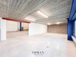 Het recent ontwikkelde bedrijventerrein Portis bestaat uit 49 moderne KMO-units, met oppervlaktes van 164 m² tot 1183 m². Deze units vormen een ideale uitvalsbasis voor lokale ondernemingen, start-ups en kleinschalige KMO’s.<br /><br />Gebouwd met hoogwaardige en milieuvriendelijke materialen, voldoen de units aan de strengste kwaliteits- en duurzaamheidsnormen. Ze zijn bovendien aantrekkelijk als investeringsobject, dankzij het potentieel voor een stabiel en interessant rendement!<br /><br />De units worden casco opgeleverd, wat de nieuwe eigenaar volledige vrijheid biedt om de inrichting af te stemmen op de eigen noden en activiteiten. Elke unit is standaard uitgerust met: individuele regenwaterput van 10.000l - sanitaire ruimte - lichtarmaturen - geïsoleerde sectionaalpoort (4,5m B op 4,8m H) met aparte toegangsdeur - min. 2 parkeerplaatsen - brievenbus. Mogelijkheid tot het installeren van zonnepanelen bovenop de unit. <br /><br />Troeven: <br />- Strategische ligging ~ AA-locatie met uitstekende bereikbaarheid<br />- Ruime manoeuvreerruimtes voor vrachtwagens en opleggers <br />- Instapklare entiteiten<br />- Duurzame wegenis in betonverharding (geen asfalt)<br />- Ruime laad- en loszones <br />- Voldoende parkeergelegenheid <br />- Vrije hoogte van 6m<br /><br />Voor verdere informatie of vrijblijvend bezoek contacteer Céline op 0476 60 60 23 of mail naar celine@immax.be