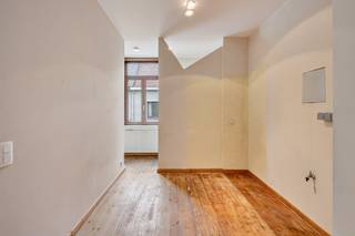 Bent u op zoek naar een studio op een uitstekende locatie in Sint-Amandsberg? <br />Dan is deze lichtrijke studio zeker een bezoek waard. <br /><br />INDELING:<br />De studio onderscheidt zich door haar atypische, maar praktische indeling. De open leefruimte met ingerichte keuken vormt het hart van de woonst en geniet dankzij de mooie houten plankenvloer en aangename lichtinval van een warme, gezellige sfeer. Daarnaast beschikt de studio over een aparte slaapruimte en een badkamer met douche, lavabo en hangtoilet. <br /><br />TROEVEN:<br />De studio is bovendien asbestveilig en beschikt over een conforme elektrische installatie, geldig tot 2050.<br />Het dak is geïsoleerd met 8 cm MW en de gevel is recent geïsoleerd met 6 cm EPS.<br />Het EPC-label C is opgemaakt voor de gevelrenovatie en isolatie.<br />Bij een nieuw EPC-attest, bekomt u ongetwijfeld een Label-B.<br /><br />TIP: als deze studio uw enige woning wordt en als u het compromis nog dit jaar ondertekend, dan kan u deze studio aankopen aan 2% registratierechten i.p.v. 3% volgend jaar! <br /><br />Kortom, een interessante kans voor starters, studenten, alleenstaanden of investeerders die op zoek zijn naar een compacte woonst en een vlotte bereikbaarheid.<br />Vrij bij akte!<br /><br />Voor meer informatie of een bezoek, bel Lisse: 0477 17 19 12 of mail naar lisse@cornelis-goeman.be<br />De vermelde oppervlakten zijn louter informatief en niet bindend.