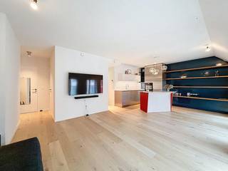 Dit unieke pand combineert een hoogwaardige afwerkingsgraad met een uitmuntende energiezuinigheid. Dankzij de moderne technieken en duurzame materialen geniet u hier van een optimaal binnenklimaat. Een unieke kans om stijlvol en toekomstgericht te wonen in een historisch kader met alle modern comfort.<br /><br />De inkomhal met gastentoilet leidt u direct naar de lichtrijke leefruimte, waar de hoogwaardige parketvloer meteen de toon zet. De open keuken vormt een stijlvol en kwalitatief geheel, volledig uitgerust met modern wooncomfort en een centraal kookeiland voorzien van een kookplaat en een ingebouwd afzuigsysteem.<br /><br />Verder beschikt het appartement over twee ruime slaapkamers, waarvan één is ingericht met een praktische bureauhoek. De badkamer is verfijnd afgewerkt met een douche en een tweede toilet. Tot slot biedt de ruime inpandige berging met aansluiting voor wasmachine en droogkast de nodige functionele ruimte. Als kers op de taart zijn een private kelderberging en een garagebox in de huurprijs inbegrepen. Dit is een zeldzame en zeer waardevolle troef voor wie zorgeloos wil wonen en leven in het hart van het historische Brugge.<br /><br />Indeling: <br />Inkomhal - apart toilet - woonkamer - open keuken - slaapkamer 1 - slaapkamer 2 - badkamer - berging - kelderberging (W2-1.8) - garage (-2.26)<br /><br />Algemeen:<br />- huurprijs: €1.200,00/maand + € 180,00 (provisie gemeenschappelijke kosten)<br />- 01/12/2026<br /><br />De snelste manier om een bezoek te brengen aan dit pand? Vraag je bezoek aan via de roze knop op onze website (www.dewaele.com) en je wordt gecontacteerd door onze verhuurexpert Broes.<br /><br />Telefonisch kunnen er geen afspraken gemaakt worden. Bij andere vragen kun je ons telefonisch contacteren via 050 444 999.<br /><br />