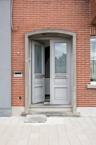 Locatie:
Deze charmante woning aan de Spoorweglaan 30 in Temse geniet van een centrale ligging en een uitstekende bereikbaarheid. Winkels, scholen, openbaar vervoer en het station bevinden zich op wandel en fietsafstand. Via de E17 en N16 bereik je vlot Antwerpen, Sint Niklaas en Gent.
Indeling:
De woning beschikt over een ruime en lichtrijke leefruimte met grote raampartijen. Aansluitend bevindt zich de volledig vernieuwde keuken met kwalitatieve materialen en hoogwaardige toestellen. Vanuit de keuken heb je rechtstreeks toegang tot de uitzonderlijk diepe tuin.
Op de eerste verdieping bevinden zich drie volwaardige slaapkamers van ongeveer 11 m² en een ruime badkamer. Via een vaste trap bereik je de ruime zolderverdieping, die verder ingericht kan worden als hobbyruimte, bureau of extra leefruimte.
Garage: privatieve garagebox achteraan de tuin, bereikbaar via een achterliggende straat.
Troeven:
• Charmante gezinswoning met veel karakter
• Drie volwaardige slaapkamers
• Uitzonderlijk diepe tuin
• Inrichtbare zolderverdieping
• Centrale ligging nabij winkels, scholen en het station
Technische gegevens:
Deze karaktervolle woning dateert uit de jaren zestig. De keuken werd volledig vernieuwd en afgewerkt met kwalitatieve materialen en hoogwaardige toestellen. Overige technische gegevens zijn niet vermeld.
Extra:
Bodemattest en stedenbouwkundige inlichtingen in aanvraag.
Benieuwd naar de waarde van je woning? Vraag een gratis schatting aan via Zyno@bauwensvastgoed.be