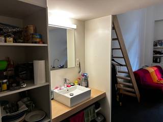 Zorgeloze investering te koop in Campus Opera.<br /><br />Privatief omvat deze flat een eigen badkamer, slaapvertrek, kleerkast en bureau. Gemeenschappelijk mag het ook het gebruik maken van een volledig ingerichte keuken, studeerruimte, bar, lounge, groen terras en fietsenstalling. <br /><br />Deze kamer beschikt over een gewaarborgde huurinkomst tot en met jaar 2033-2034. Deze inkomst bedraagt dit jaar 740EURO en wordt telkens jaarlijks geïndexeerd. Deze kamer kan niet aangekocht worden voor gebruik van eigen zoon of dochter. In het gebouw is een beheerder aanwezig dewelke de flat naar eigen wens mag verhuren minstens tot en met 2034. Via deze manier moet u als eigenaar zelf niets ondernemen en ontvangt u bovengemelde huurinkomst. Huurcontracten zijn hier niet. De werkwijze is vastgelegd in de basisakte waardoor nieuwe eigenaars in rechte treden van de afspraken met de vorige eigenaars. De kamerverhuur is meestal voor korte termijn en gebeurt voornamelijk via booking. U heeft hier wel huurgarantie, dus ongeacht of de kamer verhuurd is, u heeft steeds inkomsten. <br /><br />U koopt de volle eigendom aan en dit aan het normale registratietarief van 12%.<br /><br />Voor meer informatie kan u terecht bij Ellen via ellen@reds.be of + 32 474 84 54 29