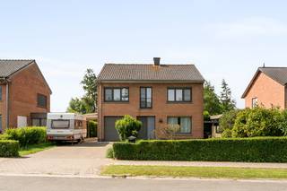 Bent u op zoek naar de <u>perfecte balans tussen ruimte, modern wooncomfort en een idyllische leefomgeving?</u><br />Deze o<strong>pen gezinswoning</strong> brengt werkelijk het beste van twee werelden samen tot een thuis die keer op keer zal blijven charmeren.<br />Hier geniet de toekomstig eigenaar(s) dan ook enkel voordelen en troeven.<br /><br />Gelegen in het charmante Hansbeke, Kindvriendelijke leefomgeving in doodlopende straat, op wandelafstand van treinstation<br />Met als kers op de taart een adembenemend, groen verzicht die je meeneemt doorgeen de seizoenen.<br /><br /><strong>Topligging in een levendig en charmant dorp</strong><br /><span>Wonen in Hansbeke betekent leven in een warm dorp waar men zich welkom voelt, mee geniet van een veilige omgeving met centraal zijn typerende kerktoren. </span><br /><span>Één dorp volop in beweging: Het cultuurhuis, talrijke verenigingen, de fietssnelweg Gent–Brugge in opbouw bovenop de uiterst gunstige geografische locatie maken deze tot de sterk gewenste regio op vandaag.<br />Vormt dan ook de ideale uitvalsbasis - thuisbasis voor deze met nood aan een uitstekende verbinding met de wagen, combinatie met het treinstation. </span><br /><span><strong>Treinstation Hansbeke</strong> op amper 500 meter EN </span><span><strong>E40</strong> op slechts 3 minuten voor een uitstekende verbinding richting Gent, Brussel, Antwerpen of de kust.</span><br /><br /><strong>Ruimte die de norm van hedendaags standaard overtreft.</strong><br />Waar een groot aantal zoekende kopers bij hedendaagse nieuwbouw op hun honger blijven zitten,<br />biedt deze open bebouwing met maar liefst <strong>192 m² bewoonbare oppervlakte</strong> op elk niveau méér.<br /><br />14 zonnepanelen voorzien incl. groenestroom certificaten nog tot 2030. <br />Elektriciteit conform gekeurd - EPC label: C - HR cv-ketel 2019. <br /><br /><strong>Gelijkvloers in 2011 voorzien van uitbouw “tuinkamer”</strong>
<ul>
<li><span><strong>Ontvangst:</strong> Via de groene voortuin betreedt u de inkomhal met een praktische berging onder de trap.</span></li>
<li><span><strong>Leefruimte:</strong> De oorspronkelijke bouw loopt naadloos over in de royale woonuitbreiding (de tuinkamer). Vandaag is deze flexibele ruimte ingericht met twee zithoeken en twee eetkamers. Opnieuw mogelijkheden die het verschil kan maken voor gezinnen met ruimere noden en wensen voor hun ideale thuis. </span></li>
<li><span><strong>Keuken & Comfort:</strong> Verbindt centraal oorspronkelijke woonkamer met de tuinkamer. De ingerichte keuken biedt vanuit elke hoek zicht op het privatieve groen.</span> Aansluitend bevindt zich achteraan een gastentoilet en een recente douchekamer met inloopdouche en lavabomeubel.</li>
<li><span><strong>Berging:</strong> De voormalige garage heeft deels plaatsgemaakt voor de douchekamer. het overige deel slim omgevormd tot op vandaag (fietsen)berging, wasplaats en technische ruimte.</span></li>
</ul>
<br /><strong>Eerste verdieping: Vier volwaardige slaapkamers</strong>
<ul>
<li><span>De nachthal verbindt <strong>vier volwaardige, ruime slaapkamers</strong>. Dergelijke afmetingen zijn vandaag de dag eerder uitzonderlijk en bieden elk gezinslid het nodige eigen ruimte en comfort.</span></li>
<li><span>Centraal bevindt zich een tweede, te vernieuwen praktisch ingerichte badkamer voorzien van bad/douche combi, lavabo en toilet. </span></li>
</ul>
<strong>Tweede verdieping: Extra opbergruimte</strong>
<ul>
<li><span>Via een zolderluik heeft u toegang tot een ruime bergzolder. Een ideale, niet te verwaarlozen extra ruimte voor alle spullen die u niet dagelijks nodig heeft.</span></li>
</ul>
<br /><strong>Zongerichte tuin met een adembenemend panorama</strong><br />De voor-, zij- en achtertuin bieden de perfecte combinatie van privacy, zon en ruimte. Hier geniet u in alle rust van gezellige momenten met familie en vrienden.<br />De ultieme kers op de taart? Het <strong>uitzonderlijke, vrije uitzicht over de achterliggende natuur</strong>.<br />Trekt steevast de aandacht, verveelt nooit en voelt als een levend schilderij dat rust brengt in uw dagelijks leven.<br /><br /><strong>Richtprijs</strong><br /><u>De vooropgestelde richtprijs voor deze allesomvattende gezinswoning bedraagt: € 499.000 euro.</u><br />Neem vandaag nog contact, Regio Vastgoed bezorgt een volledige verkoopdossier en bezoekmogelijkheden. <br />