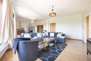LAEKEN, à proximité immédiate de Bockstael et de toutes les commodités, découvrez ce spacieux appartement de ±134 m² situé au 2e étage d’un...