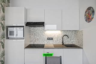 Dit gezellig en jong (2022) vakantieverblijf bevindt zich in het Dahliapark, op een steenworp van Bredene-aan-Zee. U heeft zo alle nodige faciliteiten binnen handbereik en geniet toch van een uitermate rustige omgeving. <br /><br />De woning heeft een gezellige eet-enleefruimte als centraal hart. De kookhoek is functioneel uitgerust met het nodige alsook kast-en werkruimte. <br /><br />Er zijn twee volwaardige slaapkamers beschikbaar waardoor het uitermate geschikt is voor gezinnen. Daarenboven zijn er twee badkamers, elk met een lavabo en douche. Het toilet is apart. U heeft tevens een handige berging. <br /><br />Tot slot is er nog een omheind tuintje met ruime tuinberging ter beschikking. <br /><br />U kunt uw wagen vlot parkeren aan de woonst zelf aangezien er liefst drie staanplaatsen voor de deur inbegrepen zijn. <br /><br />Er is geen domiciliëring mogelijk in dit vakantiepark.<br /><br />Bent u op zoek naar een gunstig gelegen uitvalsbasis aan de kust of een interessante investering? Aarzel dan niet en neem contact op voor meer info of een afspraak. <br /><br />