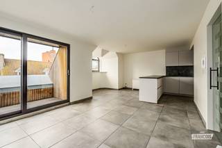 Dit prachtig gerenoveerde appartement op de vierde verdieping van Residentie Manitoba combineert hedendaags wooncomfort met een uitstekende ligging in het centrum. Op wandelafstand bevinden zich de markt, de zeedijk en een ruim aanbod aan winkels, horecazaken en andere voorzieningen.<br /><br />Het appartement onderging recent een totale renovatie, waarbij oog werd besteed aan comfort, functionaliteit en een verzorgde afwerking.<br /><br />Via de ruime inkomhal, voorzien van een afzonderlijk gastentoilet, krijg je toegang tot de lichtrijke leefruimte met aansluitende keuken. De keuken is uitgerust met alle nodige toestellen en biedt een aangename plek om te koken en te genieten. Aansluitend bevindt zich een praktische berging, ideaal voor extra opslagruimte.<br /><br />Verder beschikt het appartement over een ruime badkamer, ingericht met een comfortabele inloopdouche, en twee volwaardige slaapkamers die tal van mogelijkheden bieden.<br /><br />Ook op technisch vlak scoort dit appartement goed. Het appartement beschikt over een EPC-score C. Bovendien beschikt het appartement over een conforme elektrische keuring.<br /><br />Als extra troef is er nog een privatieve kelderberging inbegrepen, ideaal voor het opbergen van fietsen, strandmateriaal of andere persoonlijke spullen.<br /><br />Kortom, een volledig gerenoveerd appartement op een centrale locatie, ideaal als vaste woonst, tweede verblijf aan zee of interessante investering!<br /><br />
