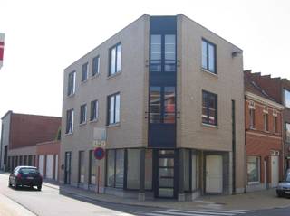 Appartement entièrement rénové au rez-de-chaussée avec deux chambres et deux salles de bains.Idéal pour un couple, une personne seule ou deux amis.- Salon spacieux et lumineux- Cuisine ouverte, entièrement équipée de placards et d'appareils électroménagers- Salle de bain avec douche, lavabo et toilettes- Deuxième salle de bain- Deux chambres à coucherChauffage : chauffage central au gaz