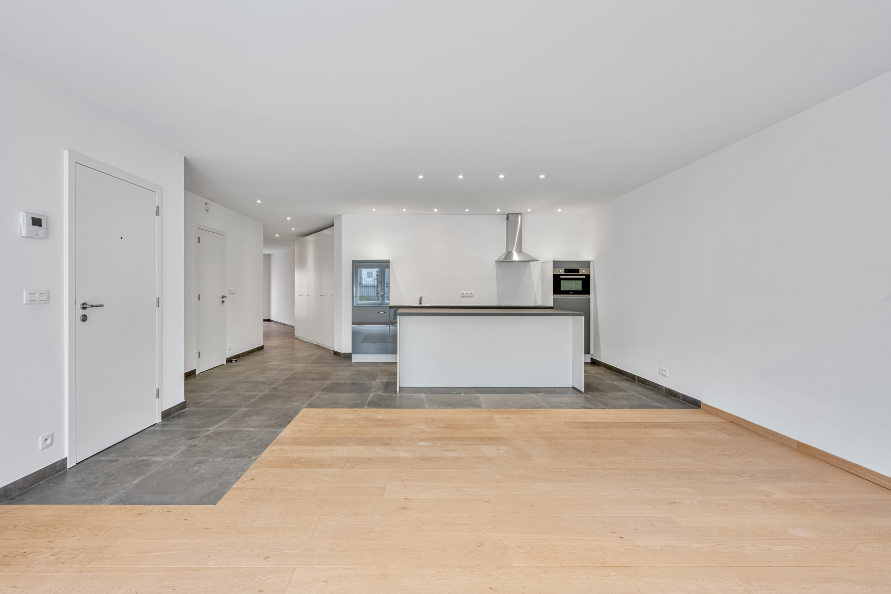 Lichtrijk gelijkvloers appartement met terras op toplocatie! - foto 3