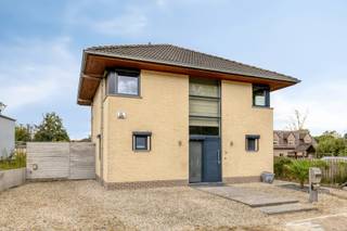 Deze recente woning (2008) is gelegen in een zeer rustige straat in Aspelare waardoor je geniet van rust en natuur.<br />De woning is steeds goed onderhouden en biedt veel ruimte dat ideaal is voor gezinnen. Een gunstige energiescore en conforme elektriciteit zijn zeker ook troeven van de woning.<br /><br />Op de gelijkvloerse verdieping treffen we een ruime inkomhal met wc die ons brengt tot de ruime, lichtrijke leefruimte met eetplaats en geïnstalleerde keuken (54m²) en bureauhoek. Naast de keuken vinden we nog een ruime bergruimte (11m²).<br />De tuin is mooi aangelegd en geniet van een ruim zonneterras.<br /><br />Er zijn 4 slaapkamers (20m², 13m², 11m² & 9m²) aanwezig, waarvan de master bedroom met inloopdressing, en een badkamer die voorzien is van een dubbele wastafel, ligbad, douche en tweede toilet.<br /><br />Verder is er een ruime zolder die toegankelijk is per uitneembare trap die ideaal is als stockageruimte.